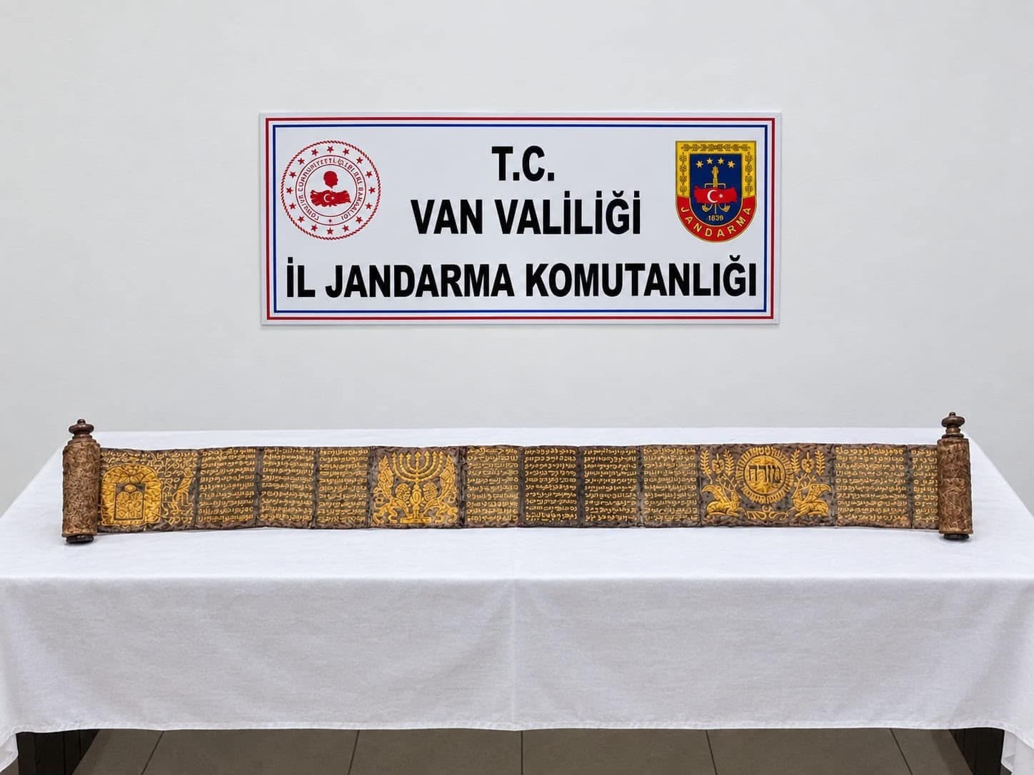 Van’da jandarmadan tarihi eser operasyonu: Altın yaldız işlemeli Tevrat ele geçirildi