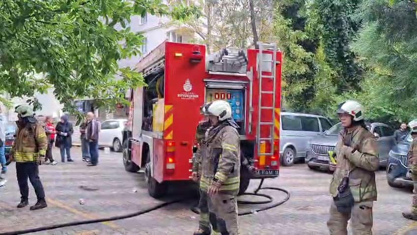 Kadıköy’de 8 katlı binada mahsur kalanları itfaiye ekipleri pencereden kurtardı