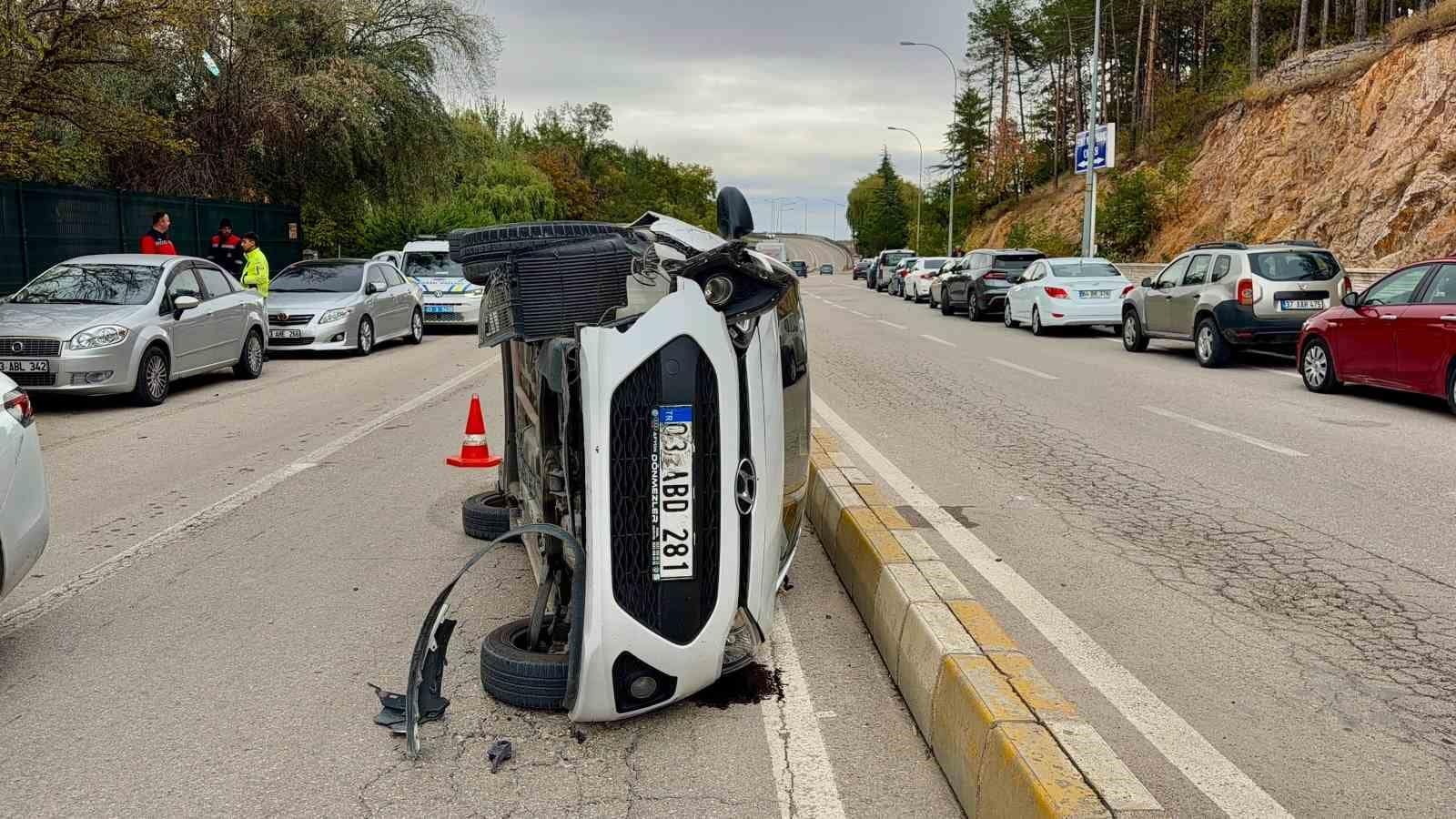 Devrilen otomobilden şans eseri burnu bile kanamadan çıktı
