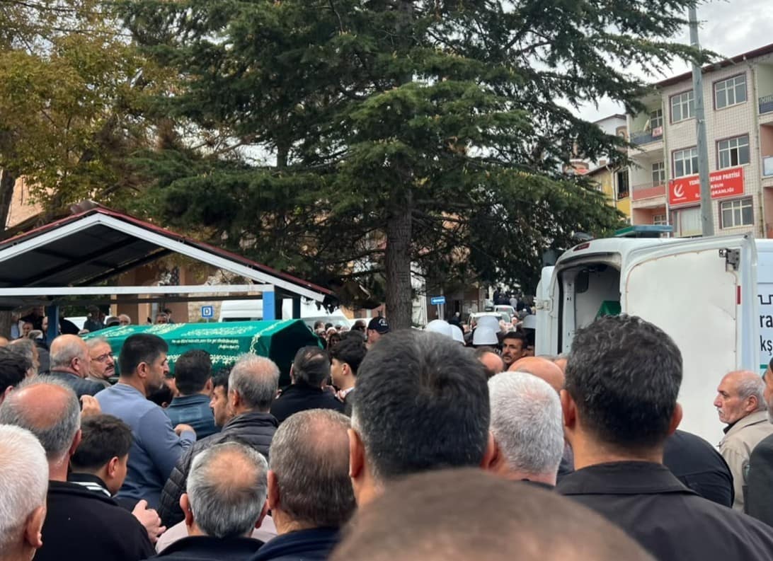 Kazada hayatını kaybeden 2 kişi son yolculuğuna uğurlandı