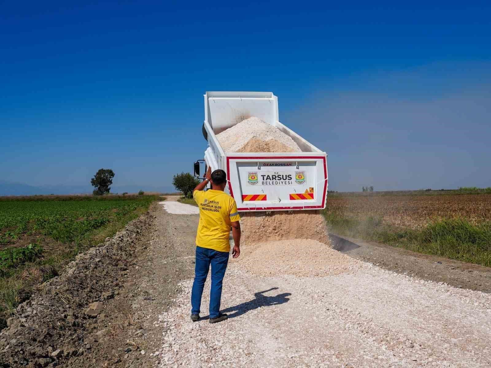 Tarsus’ta arazi yollarında bakım ve düzenleme çalışması