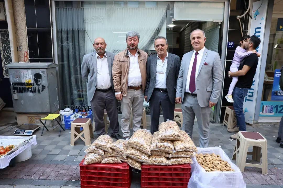 Başkan Kaya, İncirliova Köylü Pazarı’nda esnaf ve vatandaşlarla buluştu
