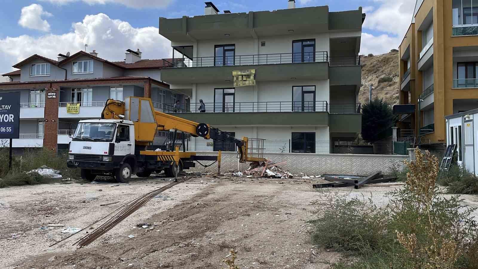 Çatıya demir çıkartmak isterken vinçten düşen işçi yaralandı