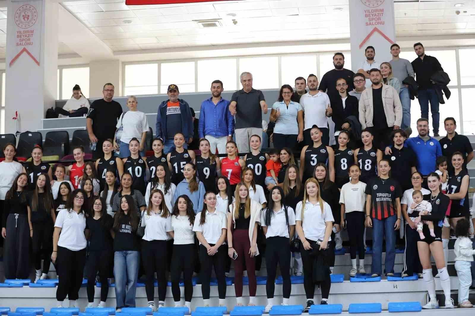 Turgutlu’nun Sultanları sezona 3-0’la başladı
