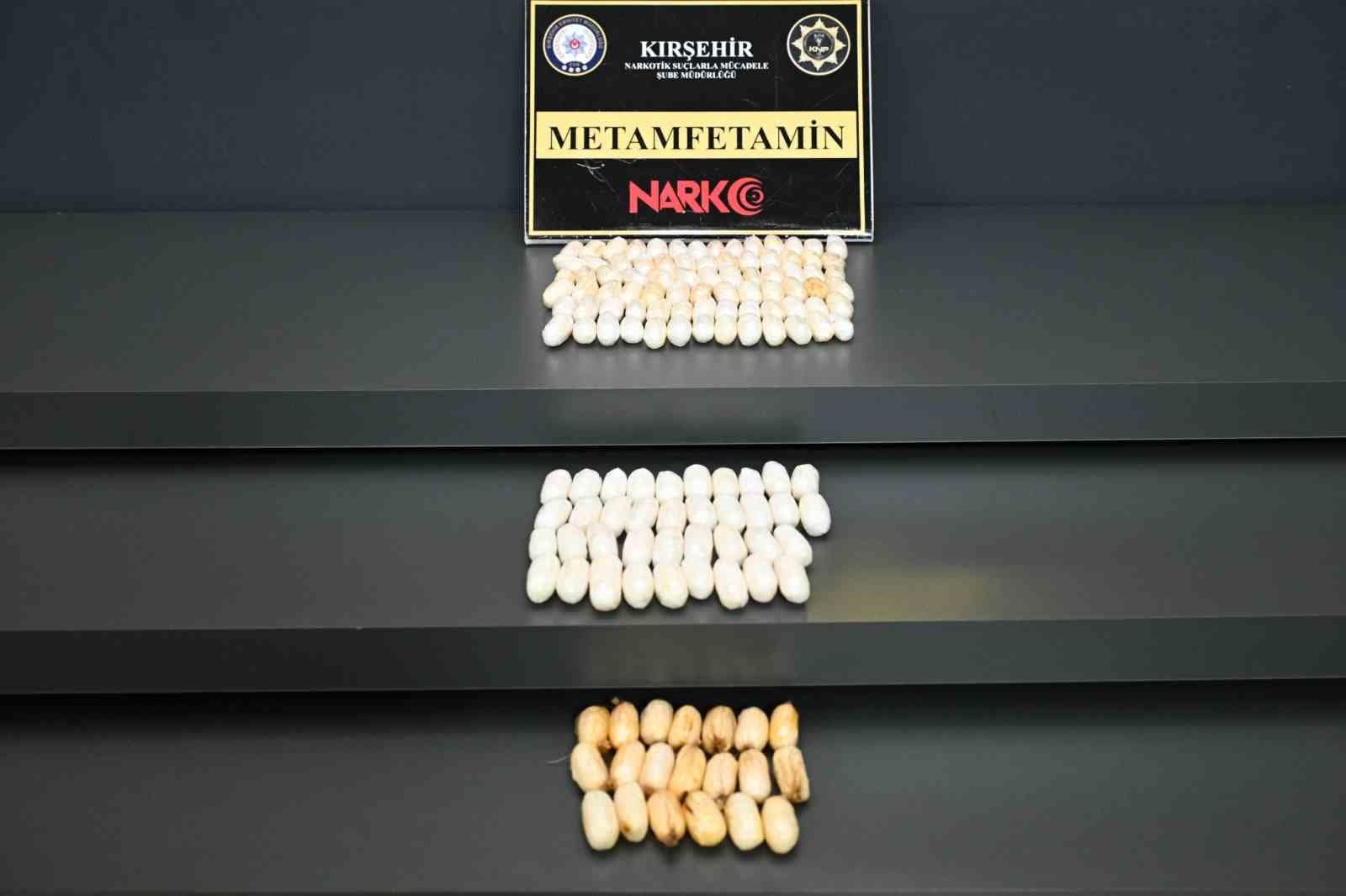 Vücutlarında 1 kilo uyuşturucu taşıyan 3 şüpheli tutuklandı