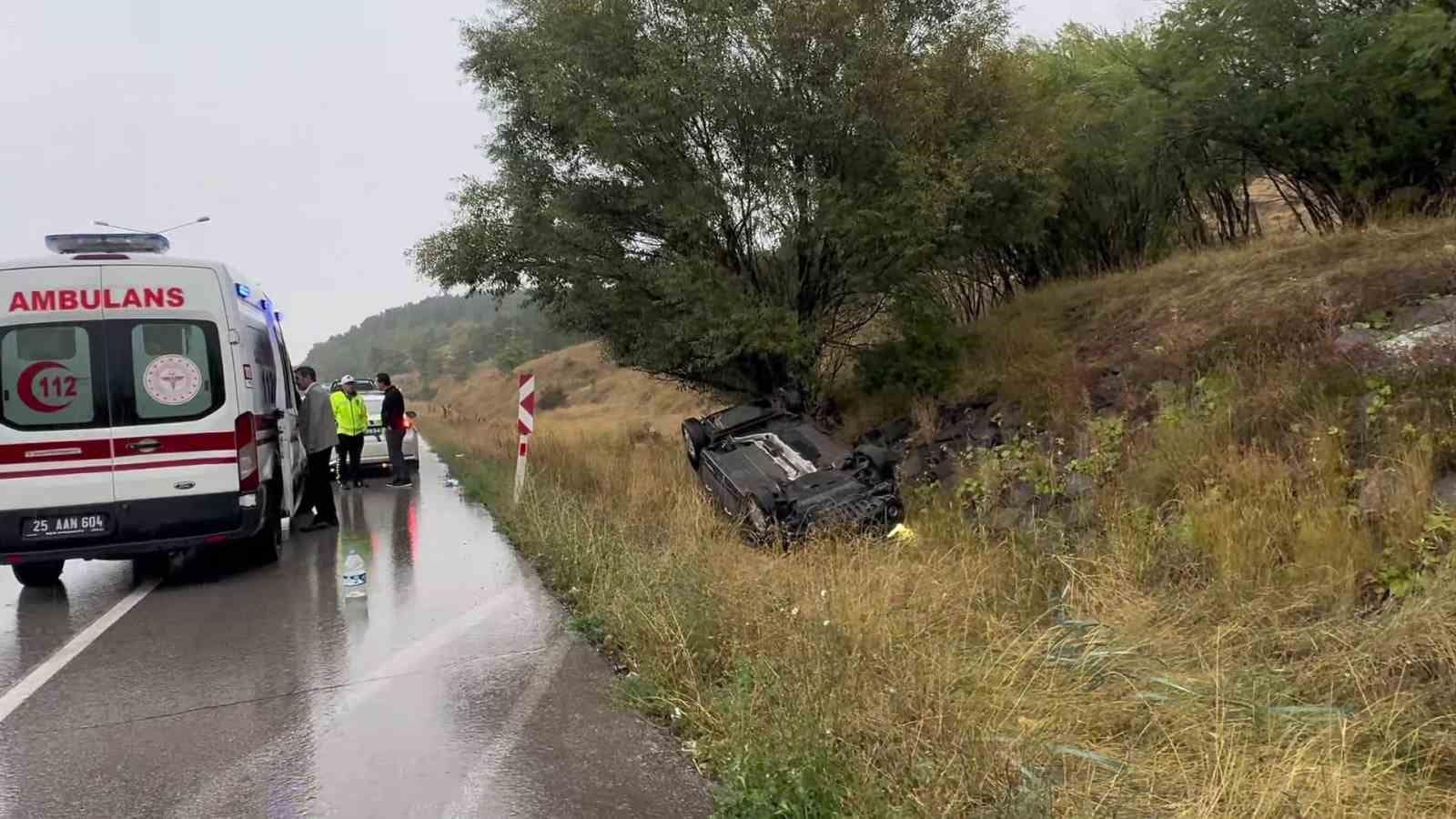 Erzurum’da kayganlaşan yolda belediye aracı devrildi: 2 yaralı