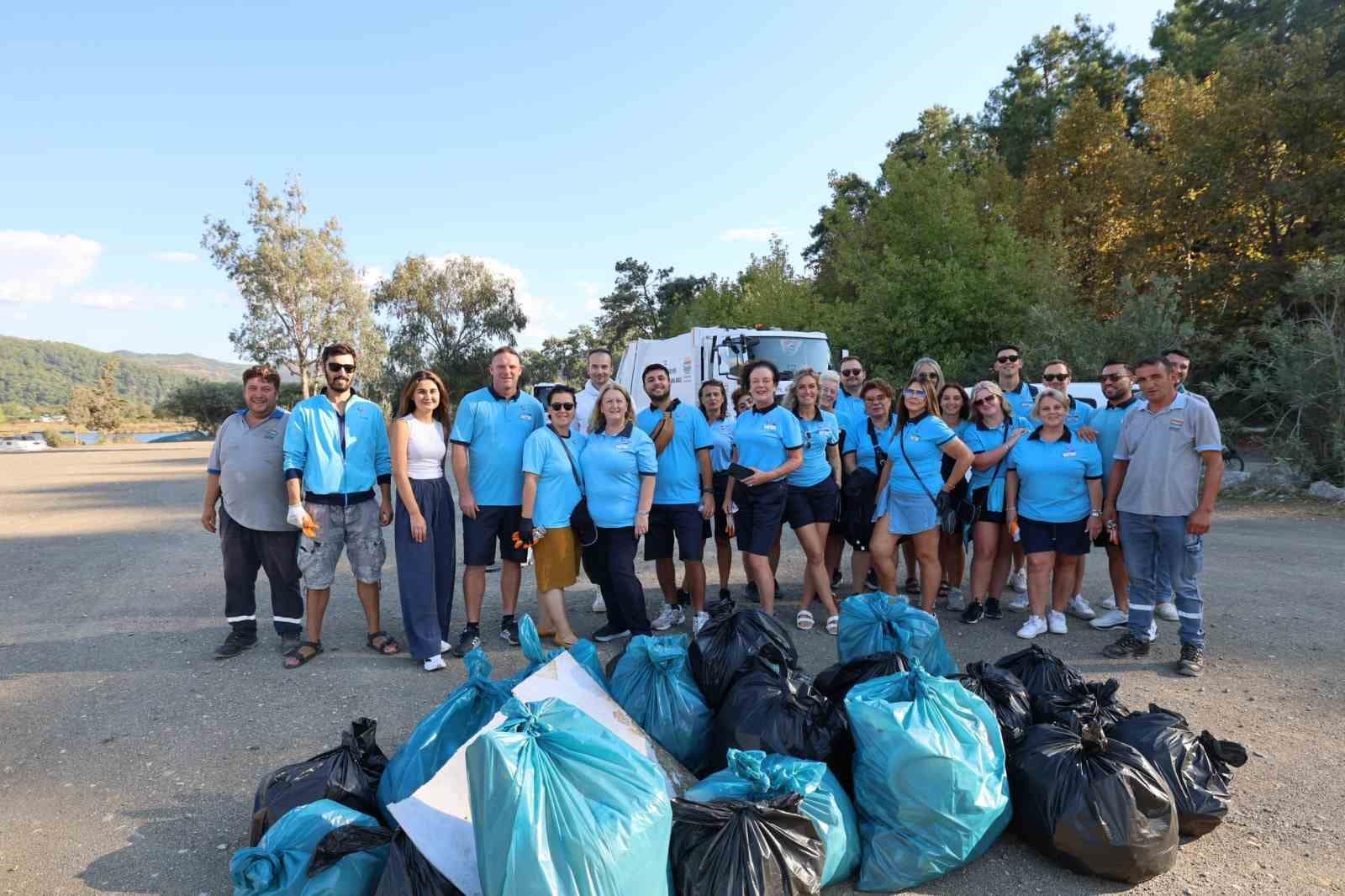 Turizm rehberleri ve belediye ekipleri Çamlı sahilini temizledi