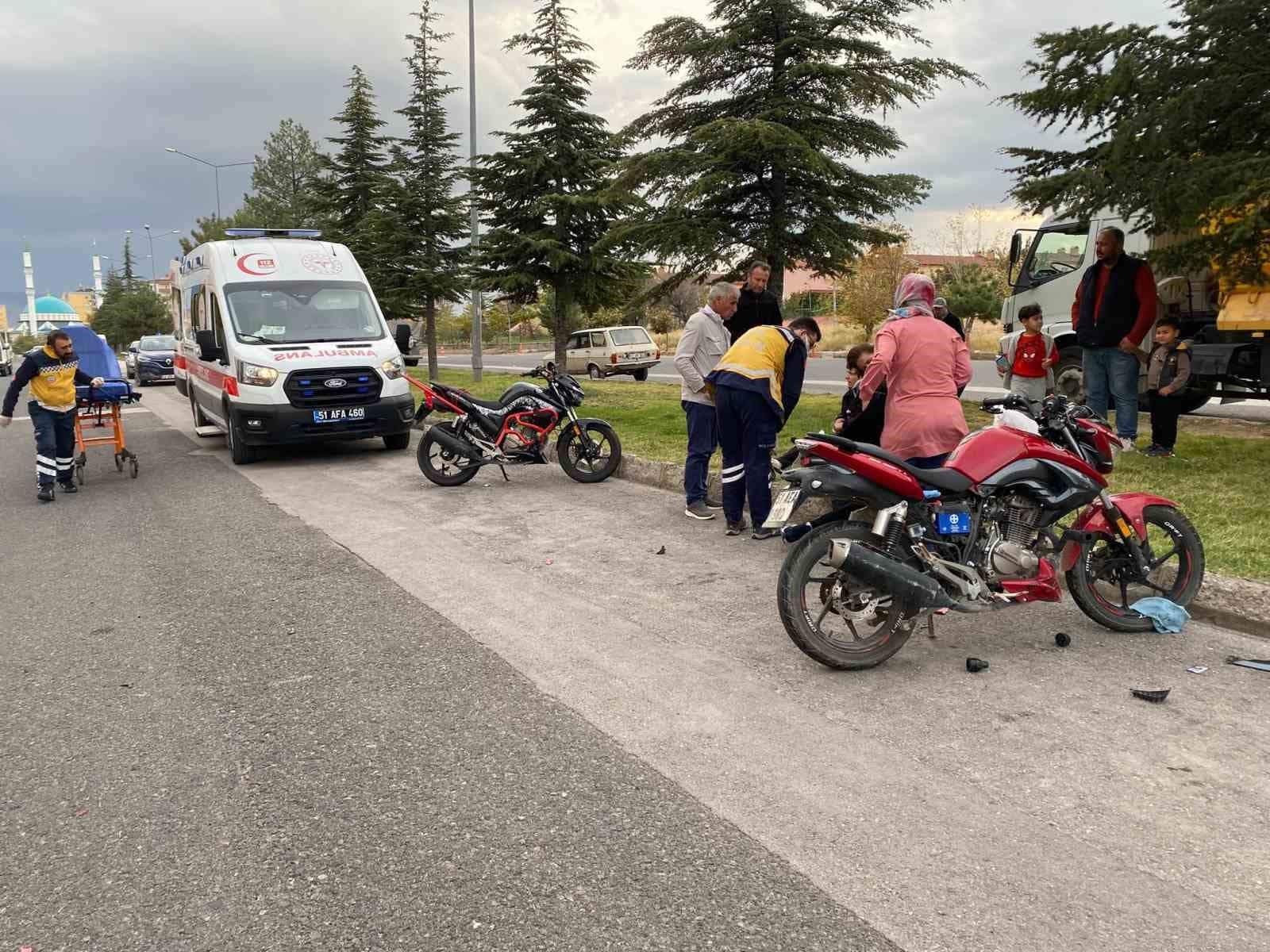Niğde’de motosikletler kafa kafaya çarpıştı: 2 yaralı