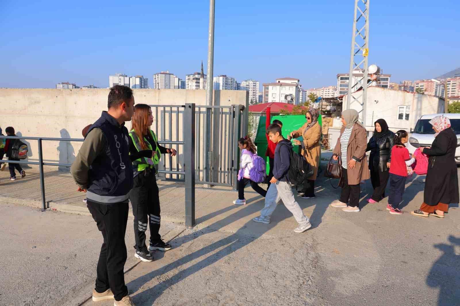Kahramanmaraş’ta okullarda polisler de görev yapmaya başladı