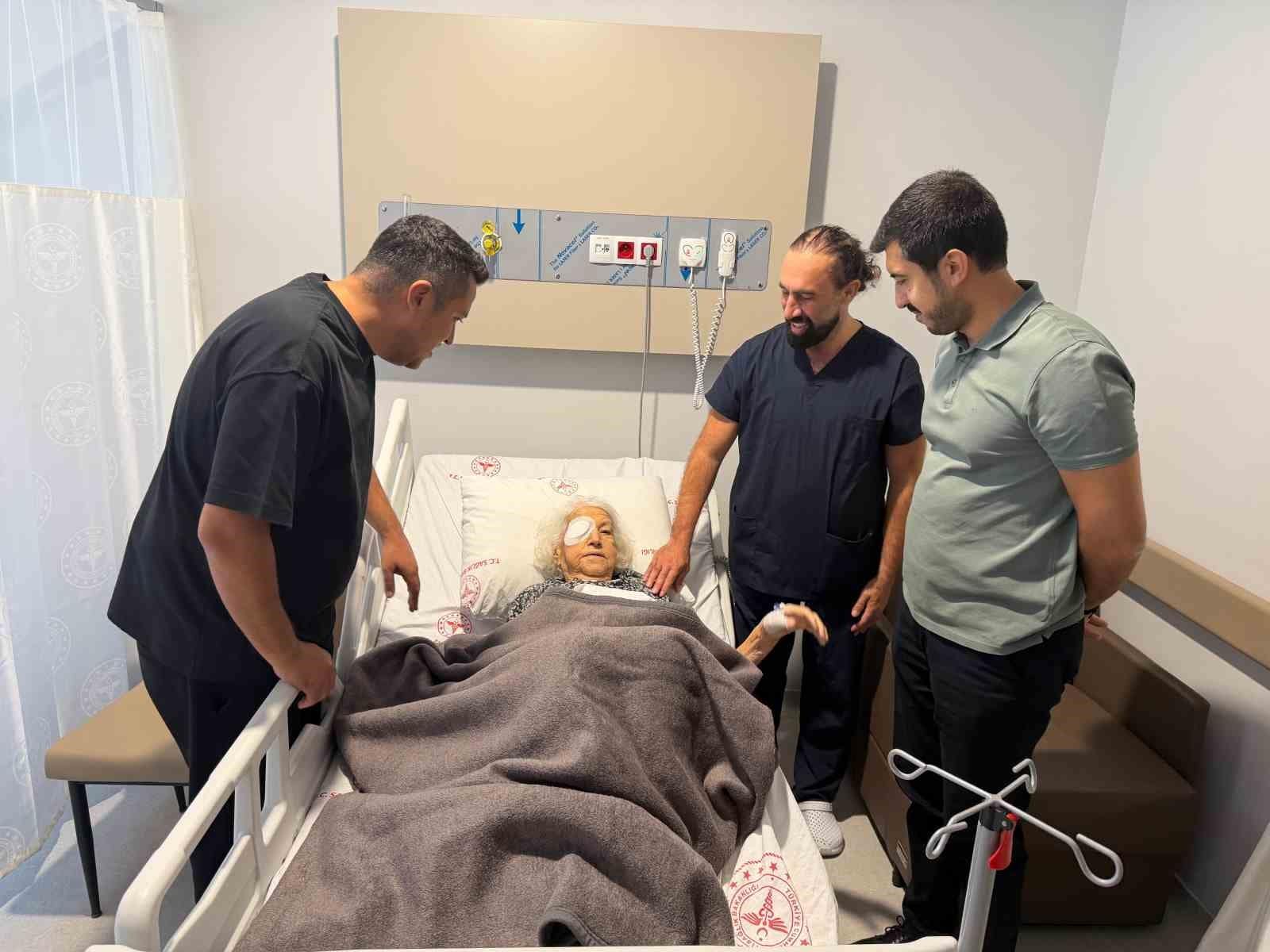 Marmaris Devlet Hastanesi’nde 93 yaşındaki hastaya başarılı göz ameliyatı