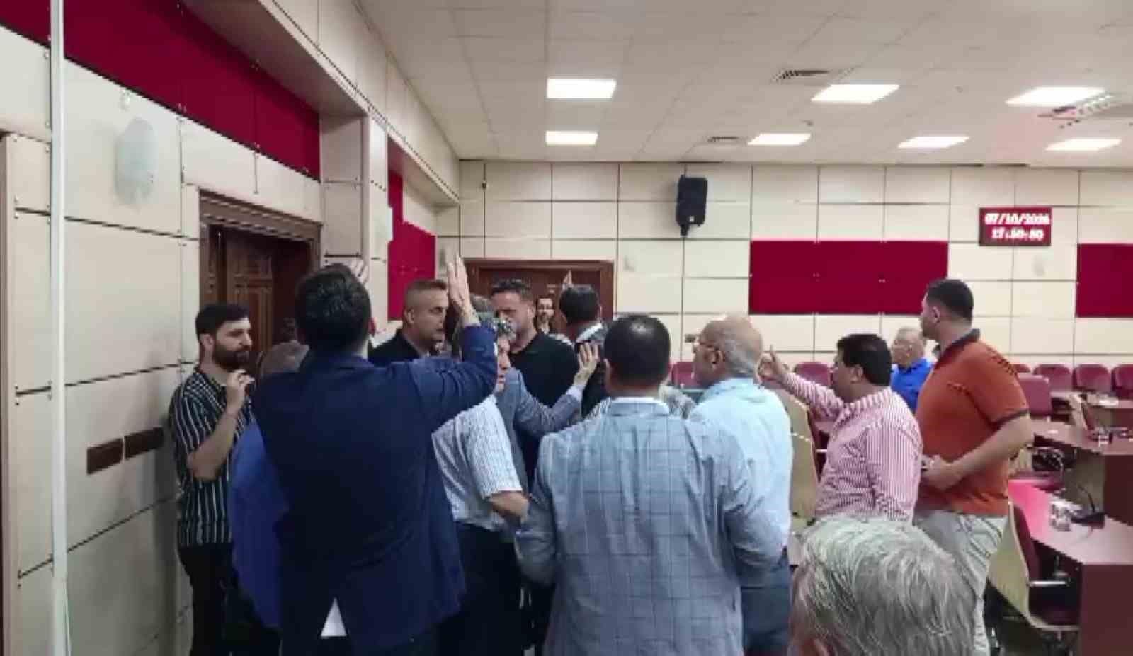 Yüreğir Belediye Meclisi’nde "satılık" tartışması: CHP’li iki meclis üyesi birbirine girdi