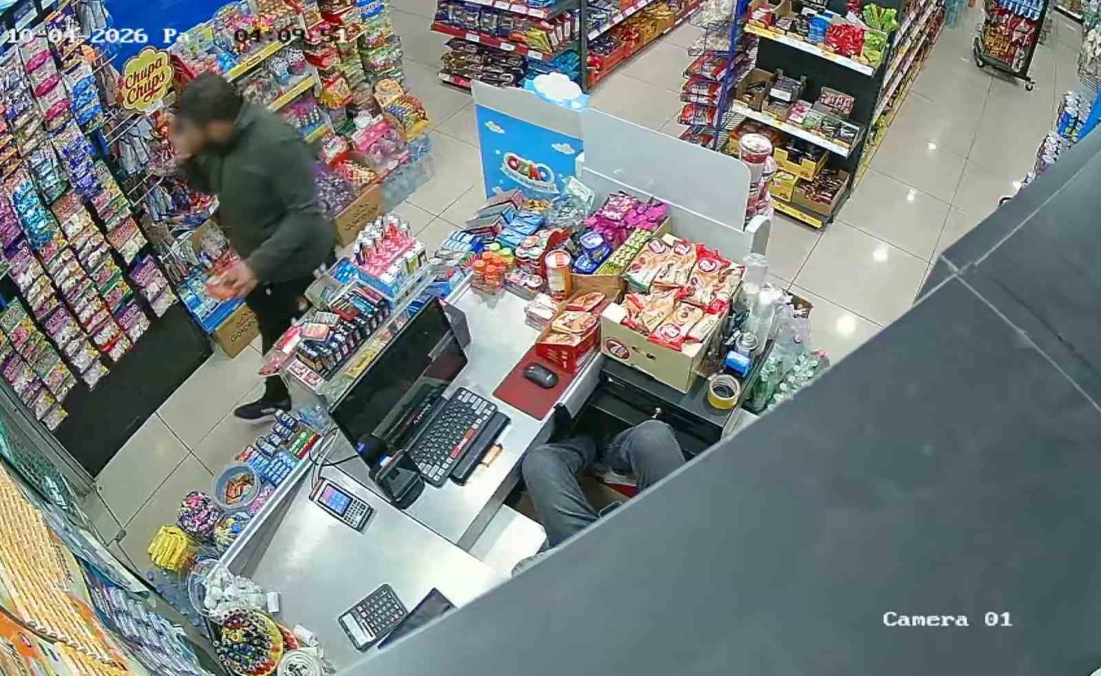 Marketçi uyudu, elini kolunu sallaya sallaya çaldı: O anlar kamerada