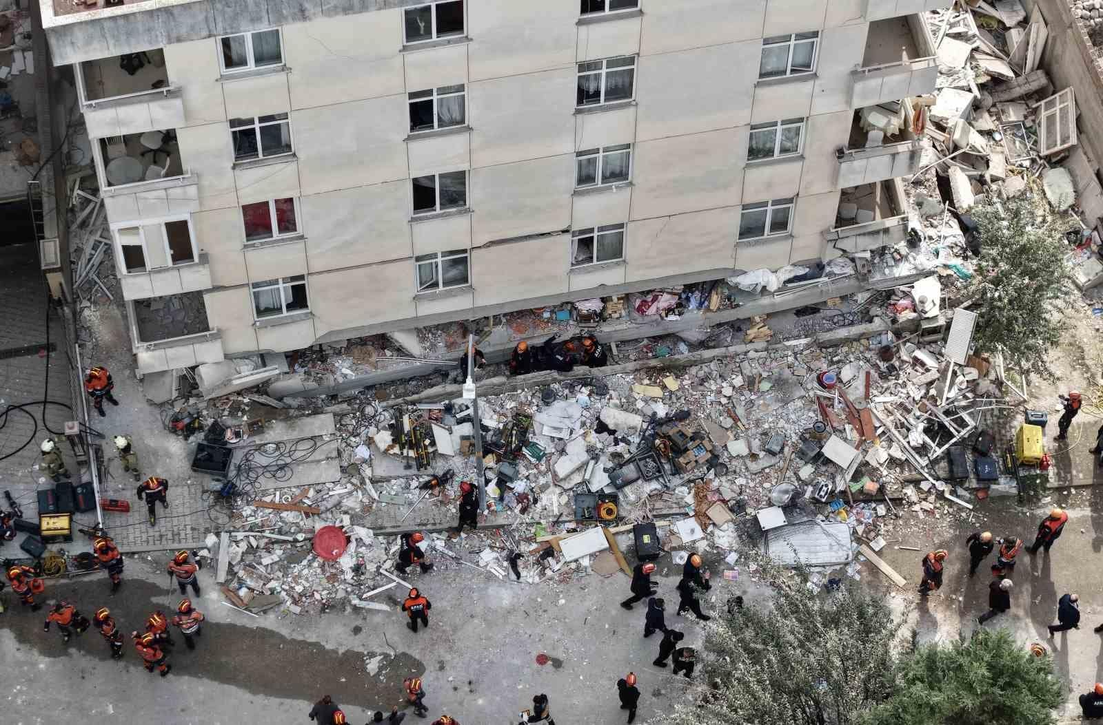 İstanbul Valiliği: "Maltepe’de 2 kişi hayatını kaybetti, 2 kişiyi arama kurtarma çalışmaları sürüyor"