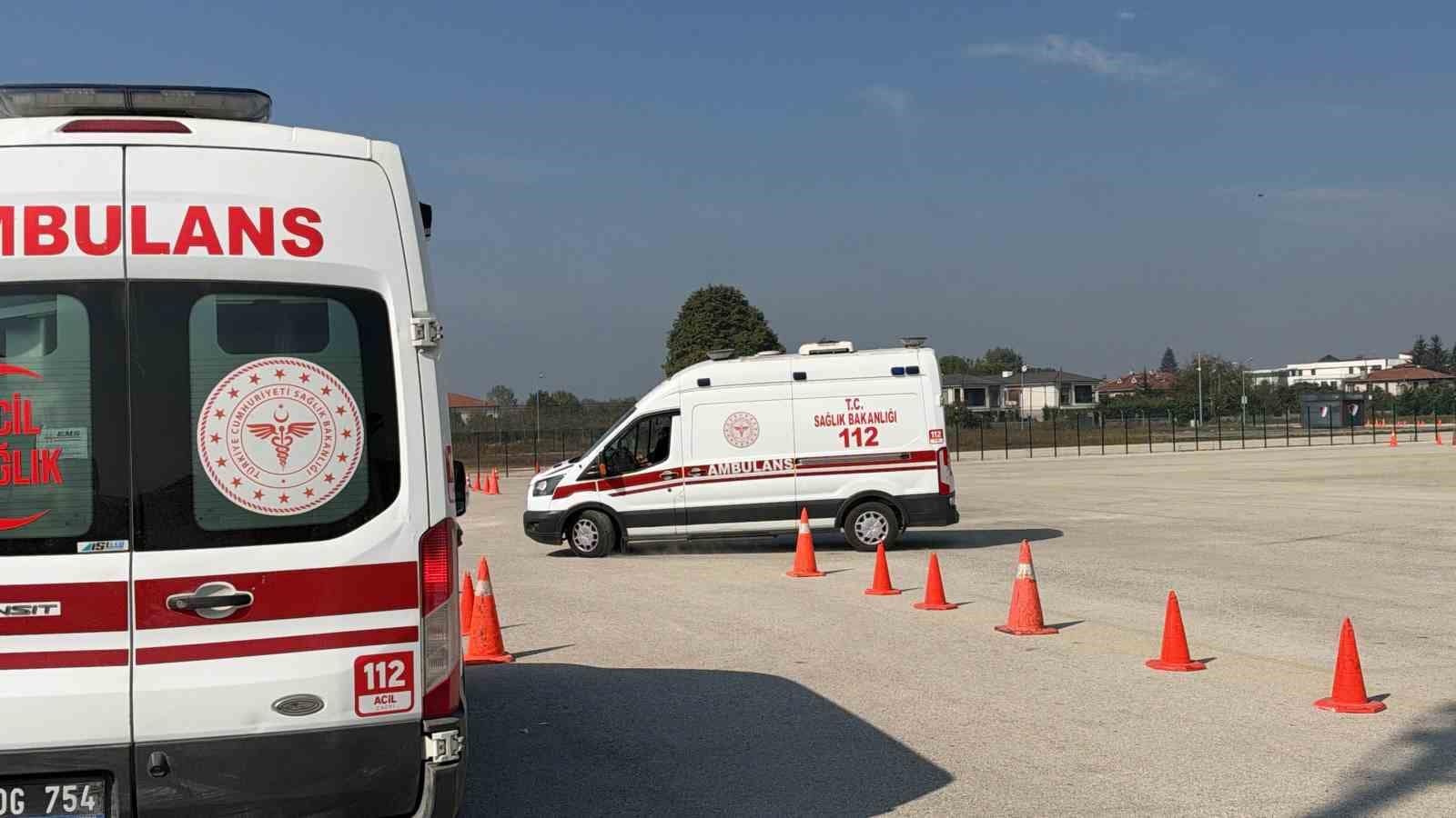 Düzce’de ambulans sürücüleri zorlu parkurlarda eğitim alıyor