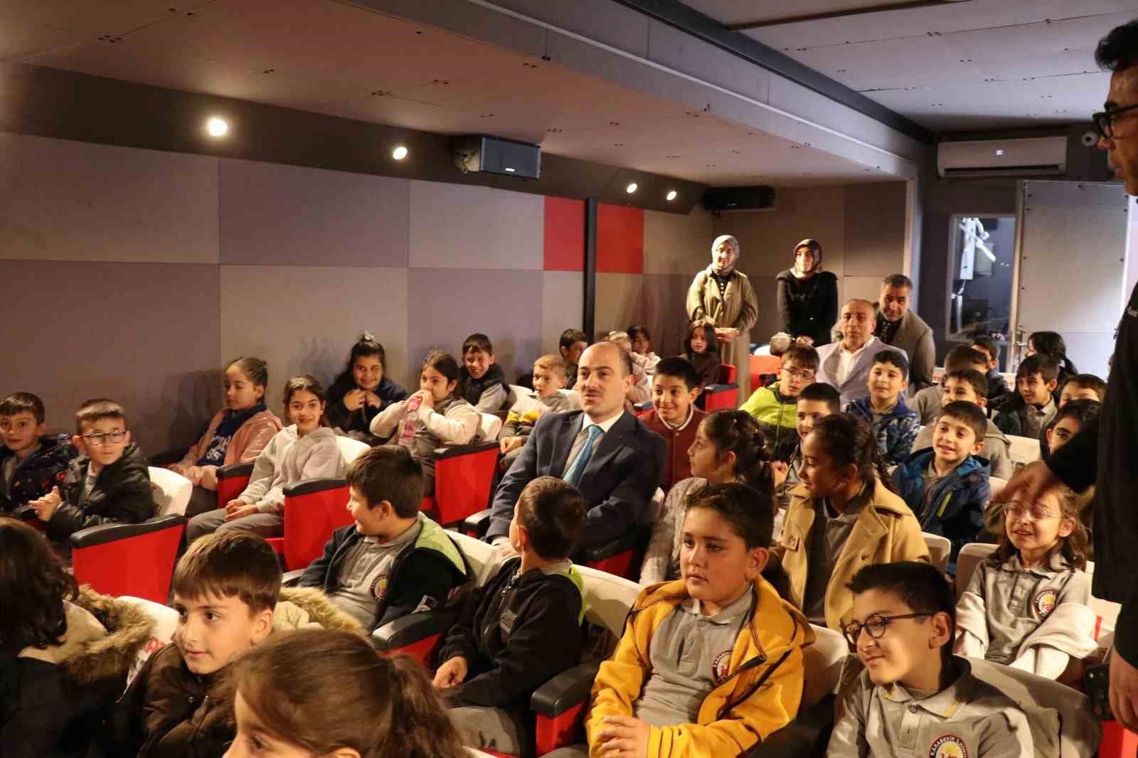 Oltu’da mobil sinema tırı 650 öğrenciye sinema keyfi yaşattı