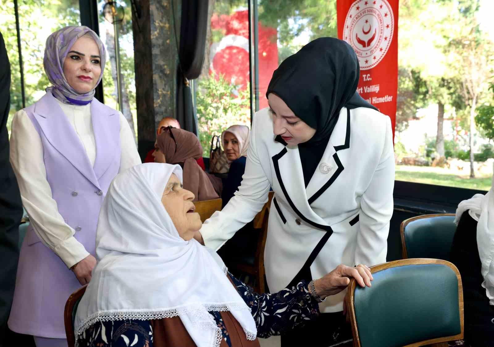 Vali Kızılkaya, şehitlerin anneleri, eşleri ve çocuklarını ağırladı