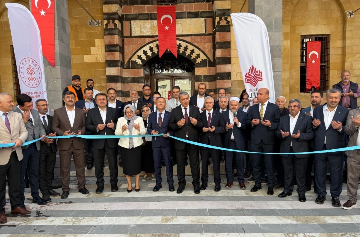 Gaziantep’te depremde hasar gören tarihi Tahtani Camii yeniden ibadete açıldı