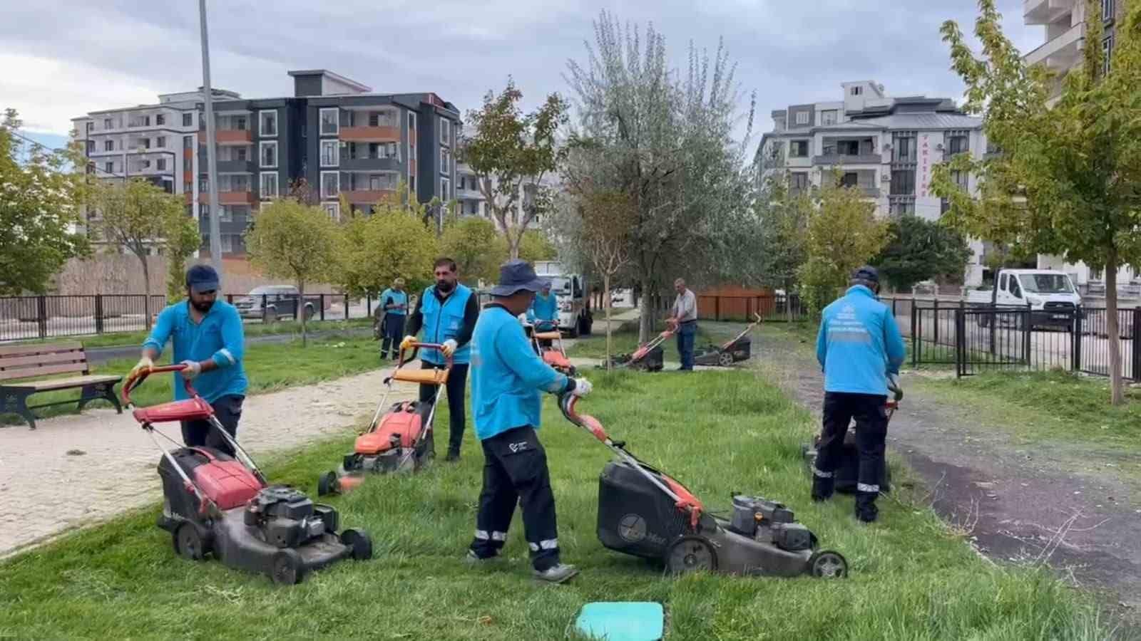 Adıyaman’da parklarda sonbahar bakımı sürüyor