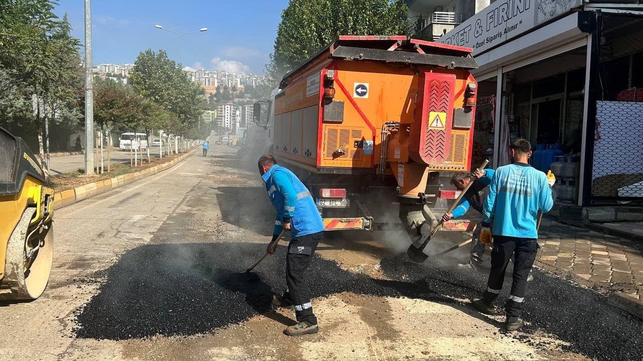 Adıyaman’da 6 mahallede yol onarımı yapılıyor