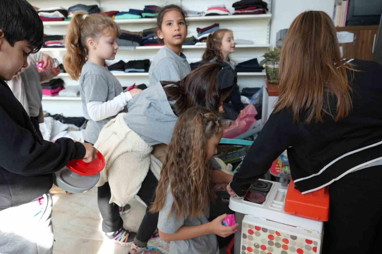 Başiskele’de ilkokul öğrencilerinden Hayır Çarşısı’na bağış