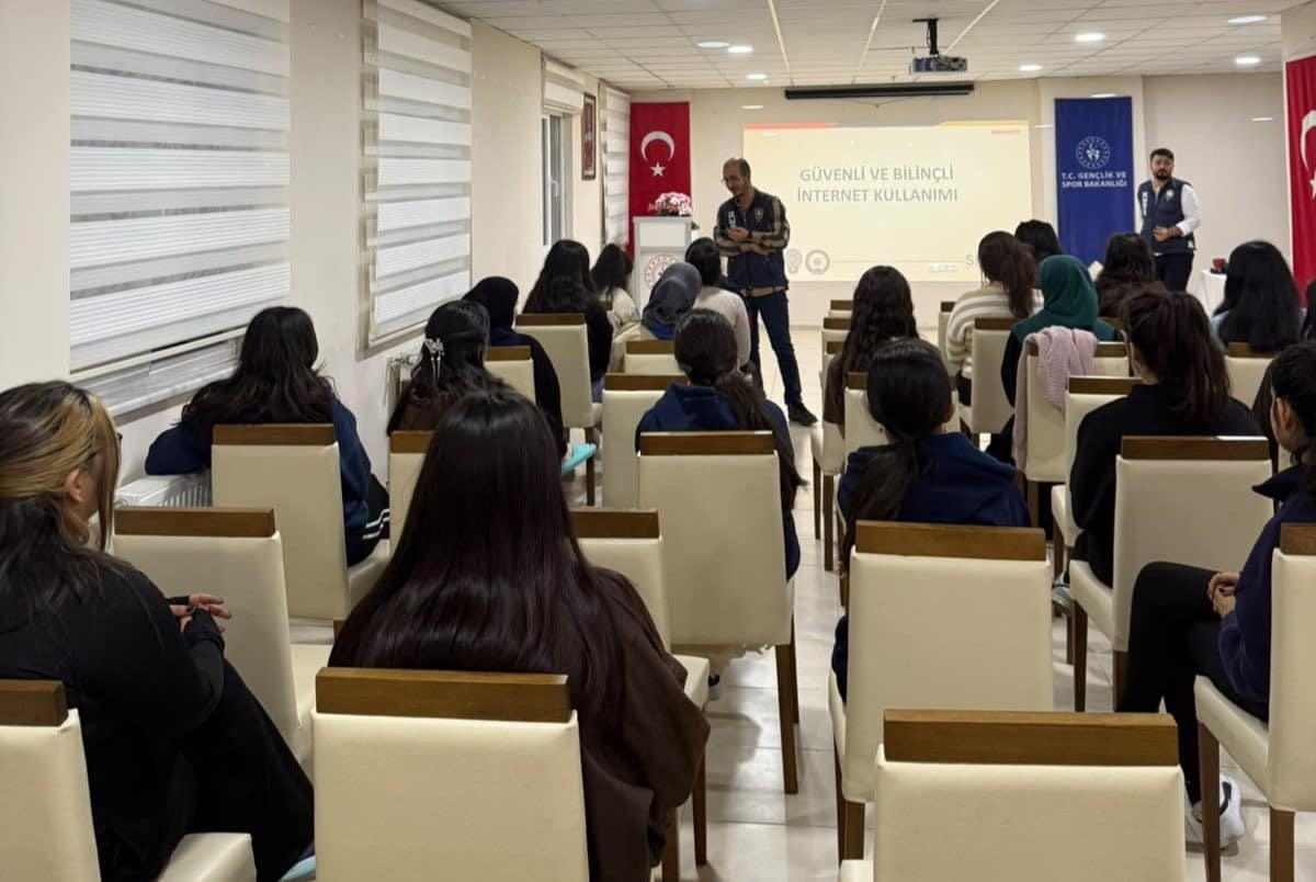 Kars’ta Üniversite öğrencilerine siber güvenlik eğitimi