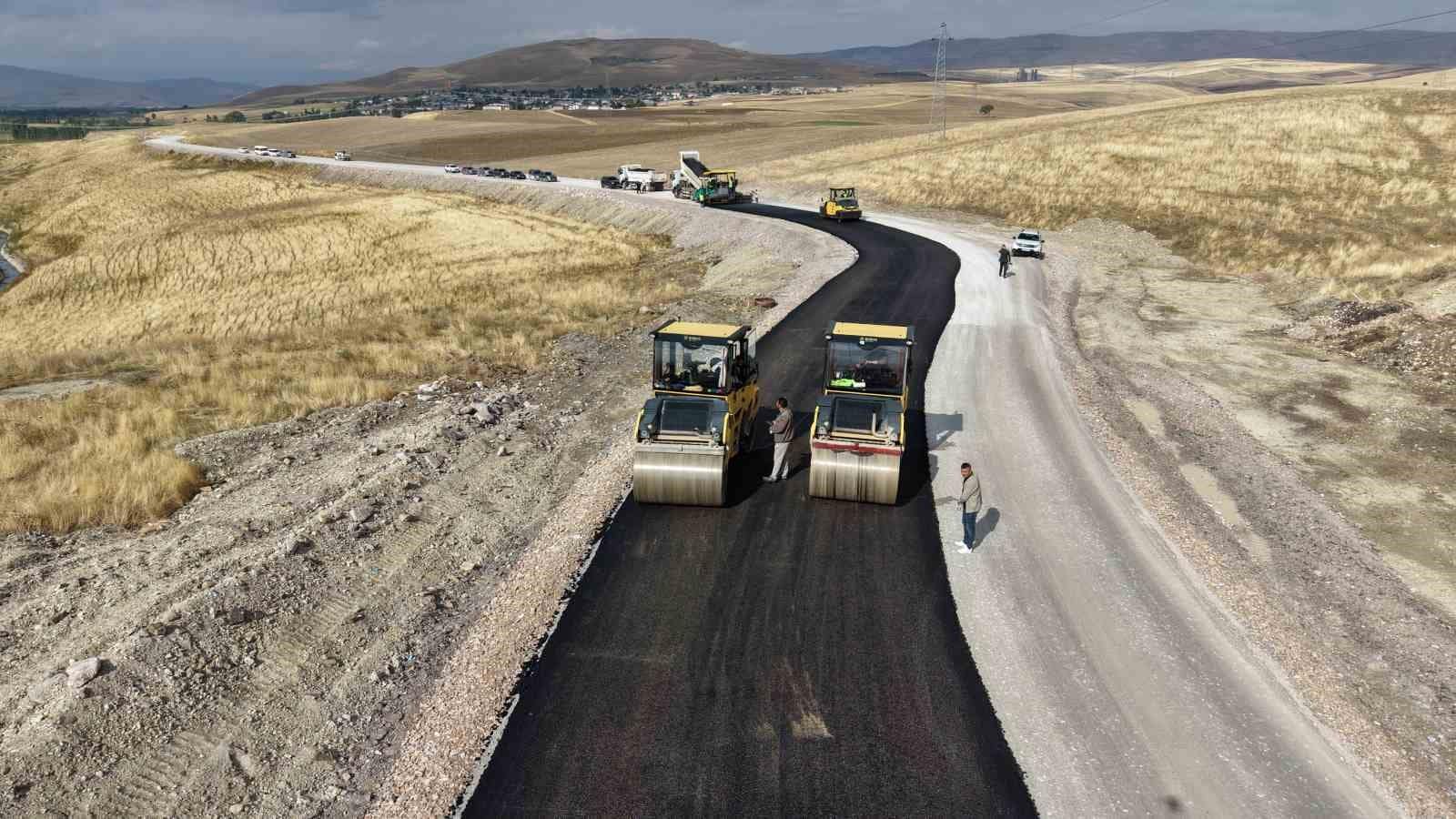 Muş’ta köy yollarında asfalt çalışmaları sürüyor