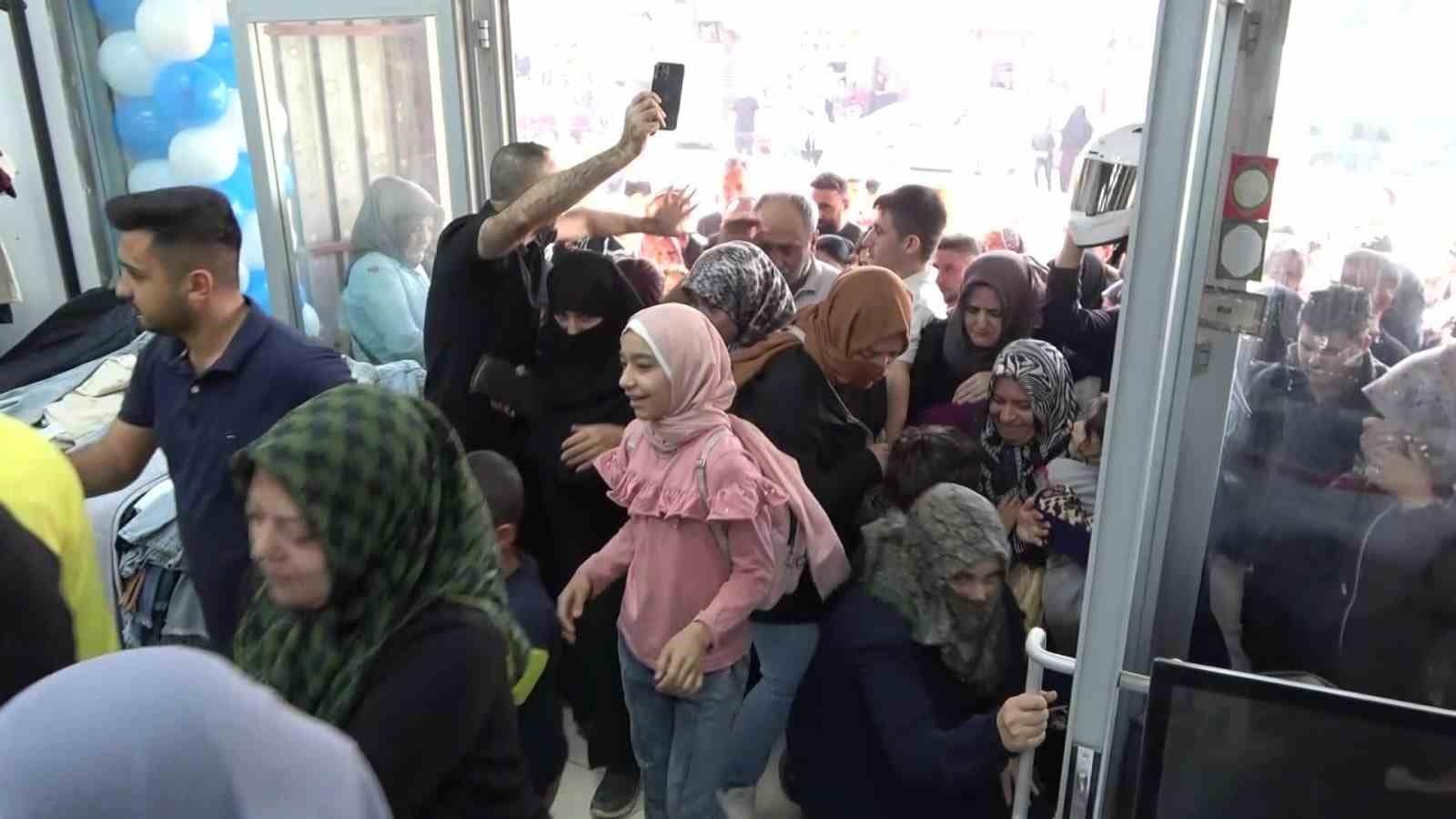 Kahramanmaraş’ta giyim mağazasında indirim izdihamı