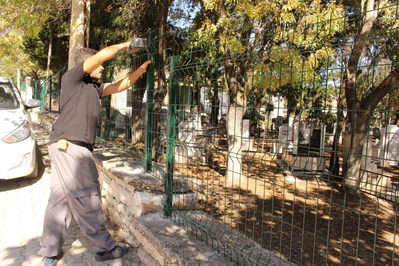 Elmalı Kızıltemeller Mezarlığı’nda güvenlik ve çevre düzenlemesi