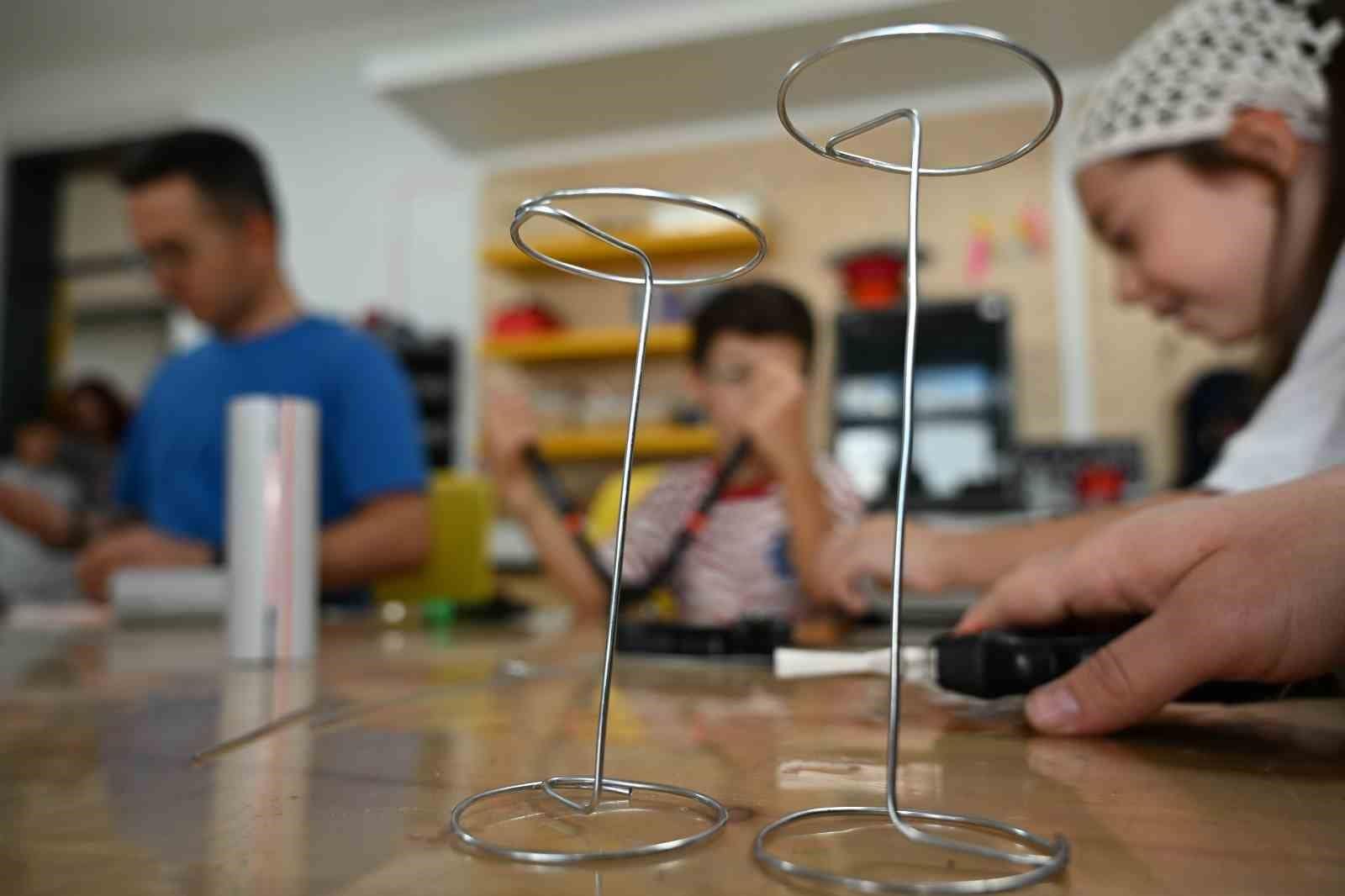 Demircili çocuklar nostaljik tel araba yapımını öğrendi