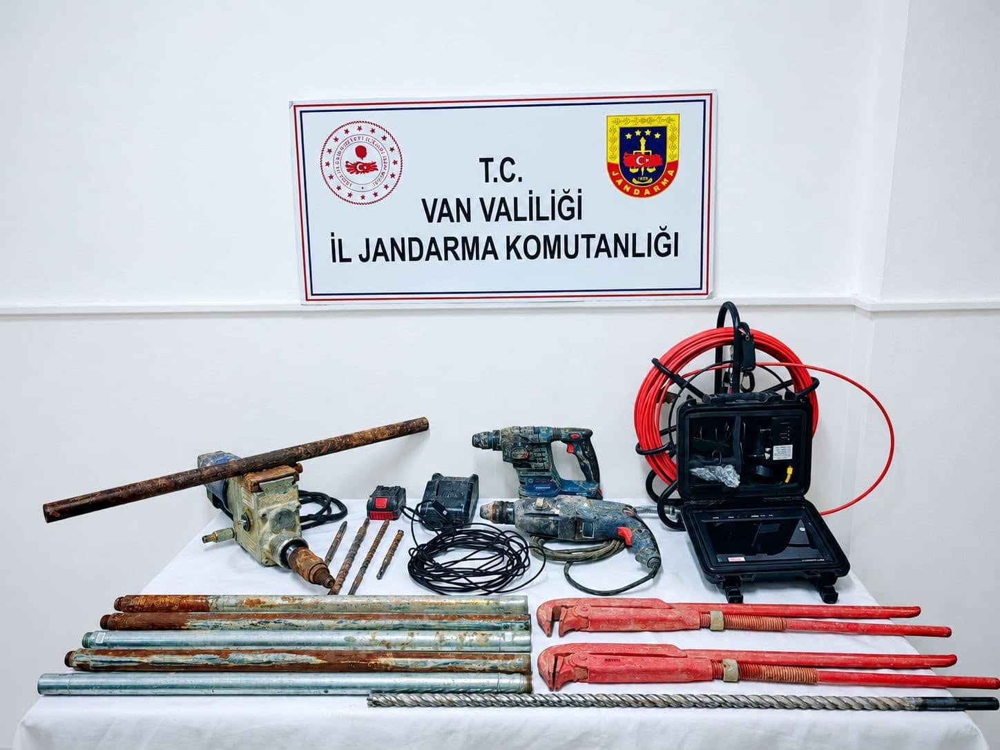 Van’da sit alanında kaçak kazı yapan 2 kişi suçüstü yakalandı