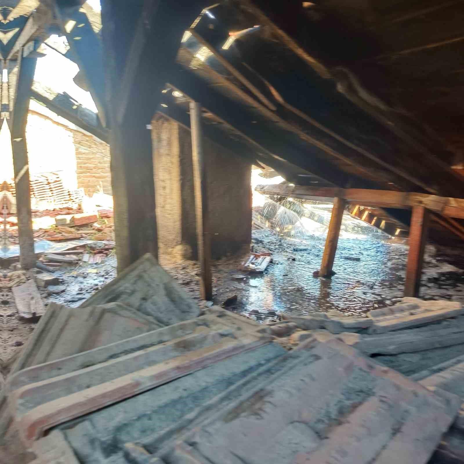 Çivril’de eski belediye binasında yangın çıktı