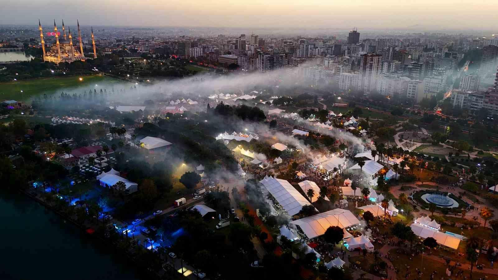 Adana’da kebap dumanı gökyüzünü kapladı, metrelerce kuyruk oluştu