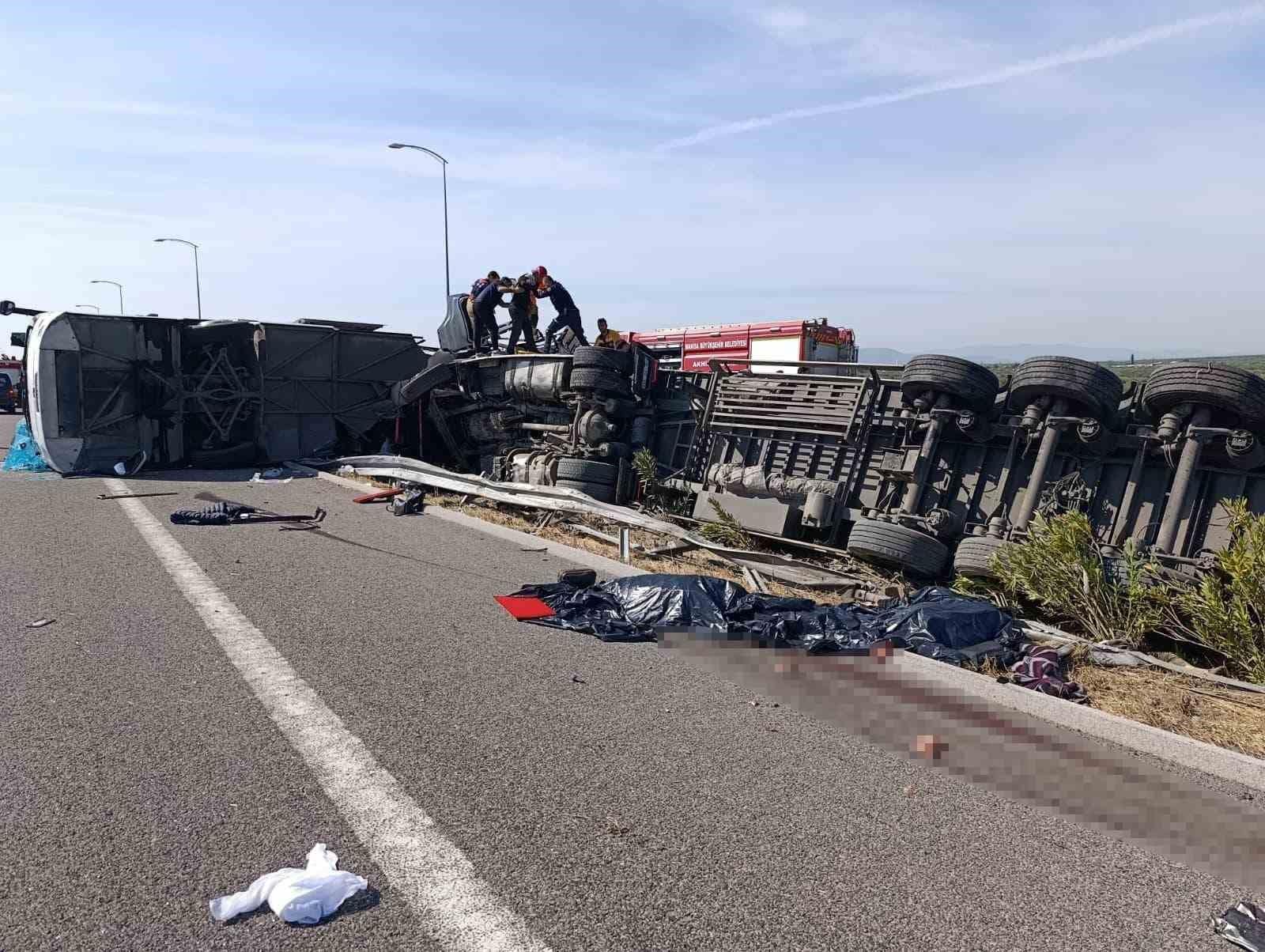 Manisa’nın Akhisar ilçesinde İstanbul otobanında çekici ile yolcu otobüsünün çarpışması sonucu ilk belirlemelere göre çok sayıda kişi yaralanırken 4 kişi hayatını kaybetti.