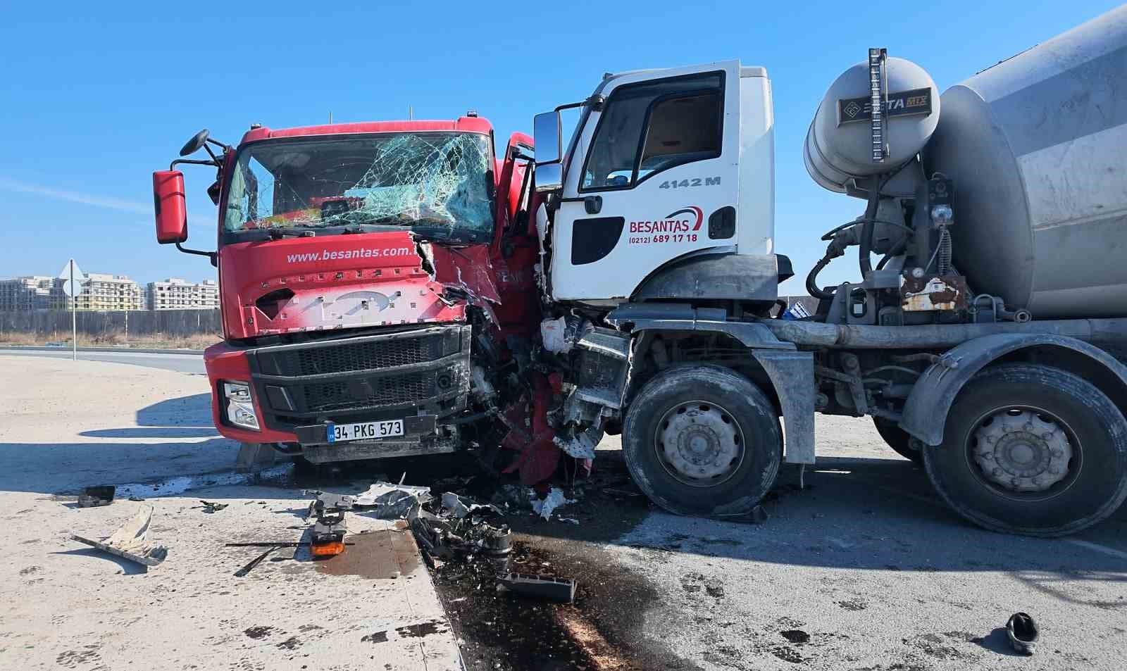 Avcılar’da beton mikserlerinin karıştığı kazada iki kişi yaralandı