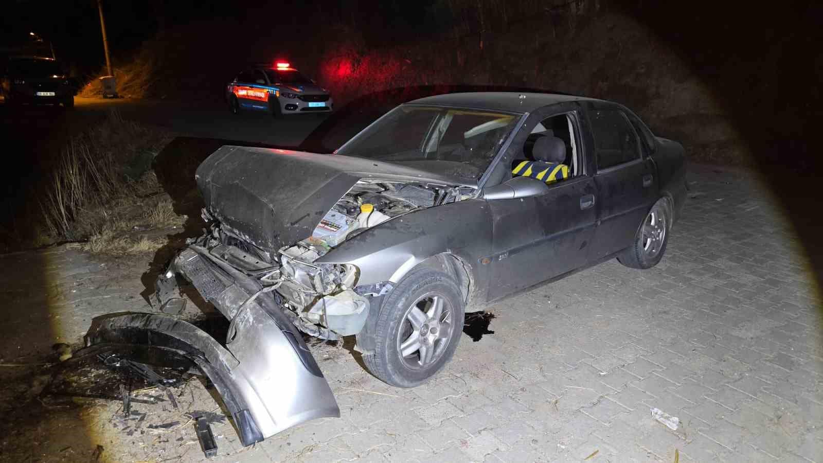 Uçuruma yuvarlanan otomobilde sıkışan sürücü kurtarıldı