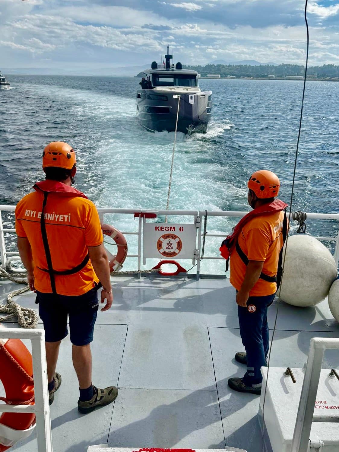 Çanakkale Boğazı’nda sürüklenen teknedeki 2 kişi kurtarıldı
