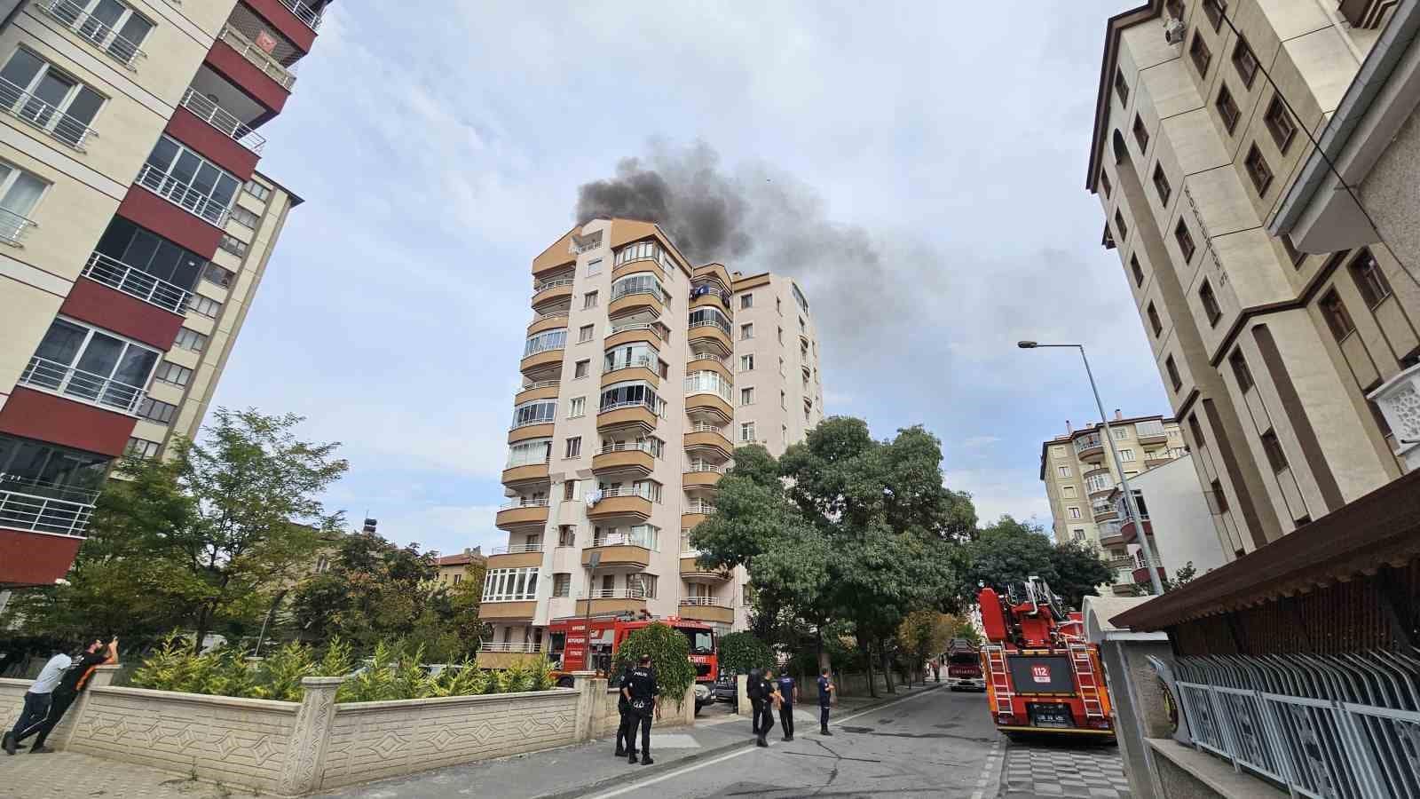 9 katlı binanın çatı katında yangın