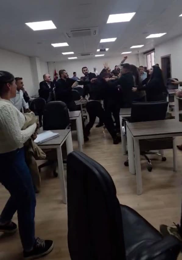 Silopi Belediyes aylık meclis toplantısında Başkan yardımcısına saldırı