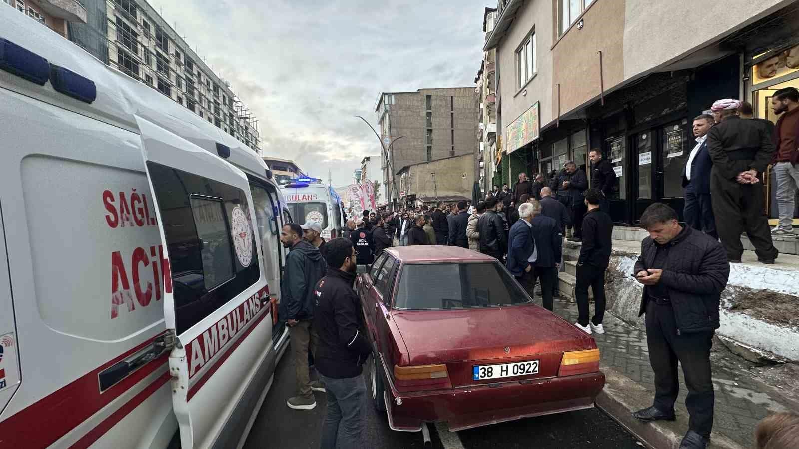 Yüksekova’da sokak ortasında taşlı sopalı kavga: 4 kişi yaralandı