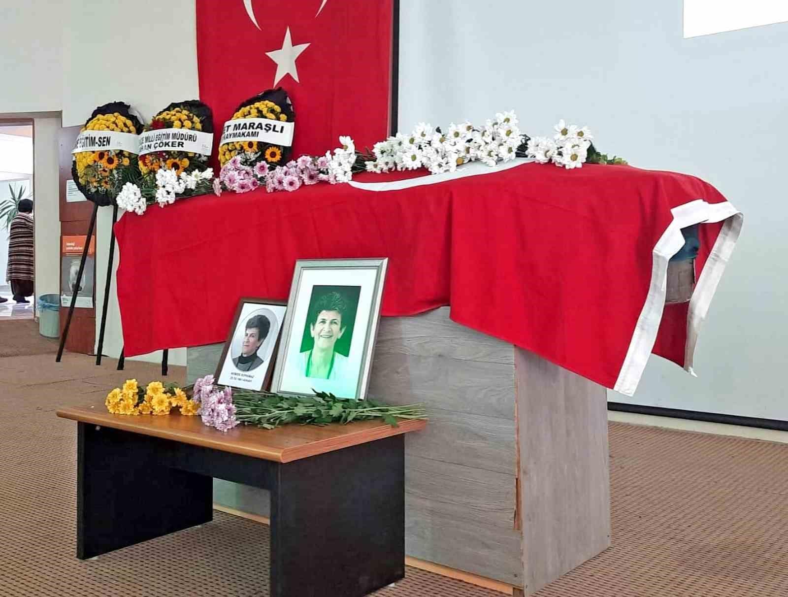 Çeşme eğitim camiasının acı kaybı: Okul müdürü Nemide Korkmaz son yolculuğuna uğurlandı