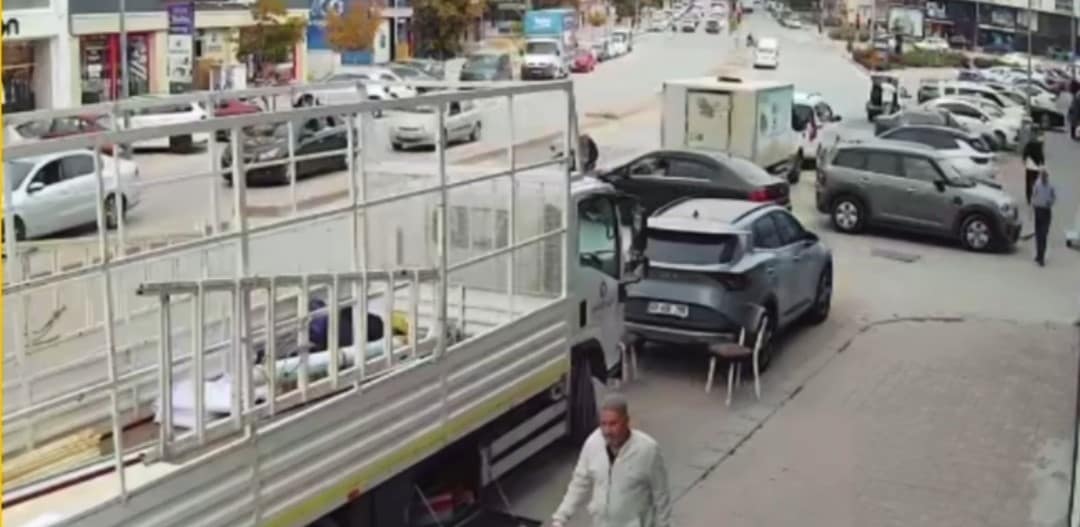 Kırşehir’de ters yönden giden motosikletin otomobile çarptığı anlar görüntülendi