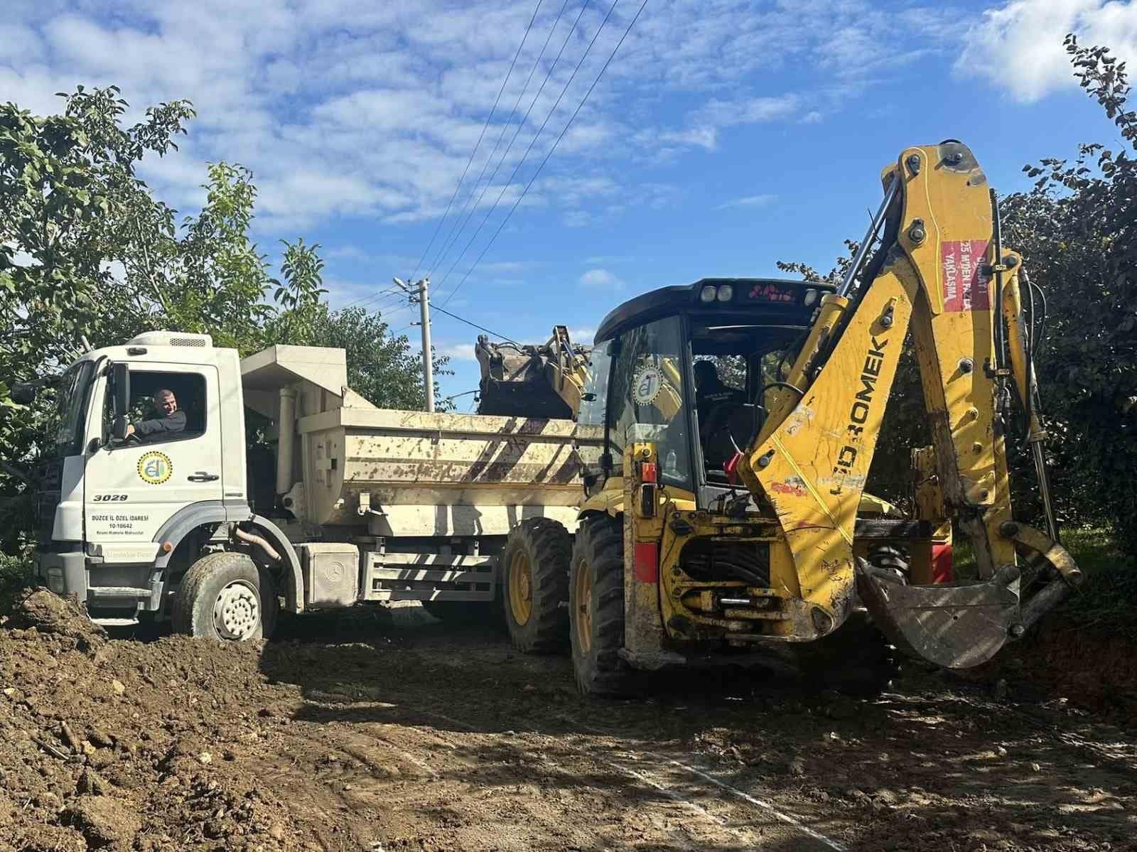 Düzce’de köylerde soğuk asfalt çalışması sürüyor