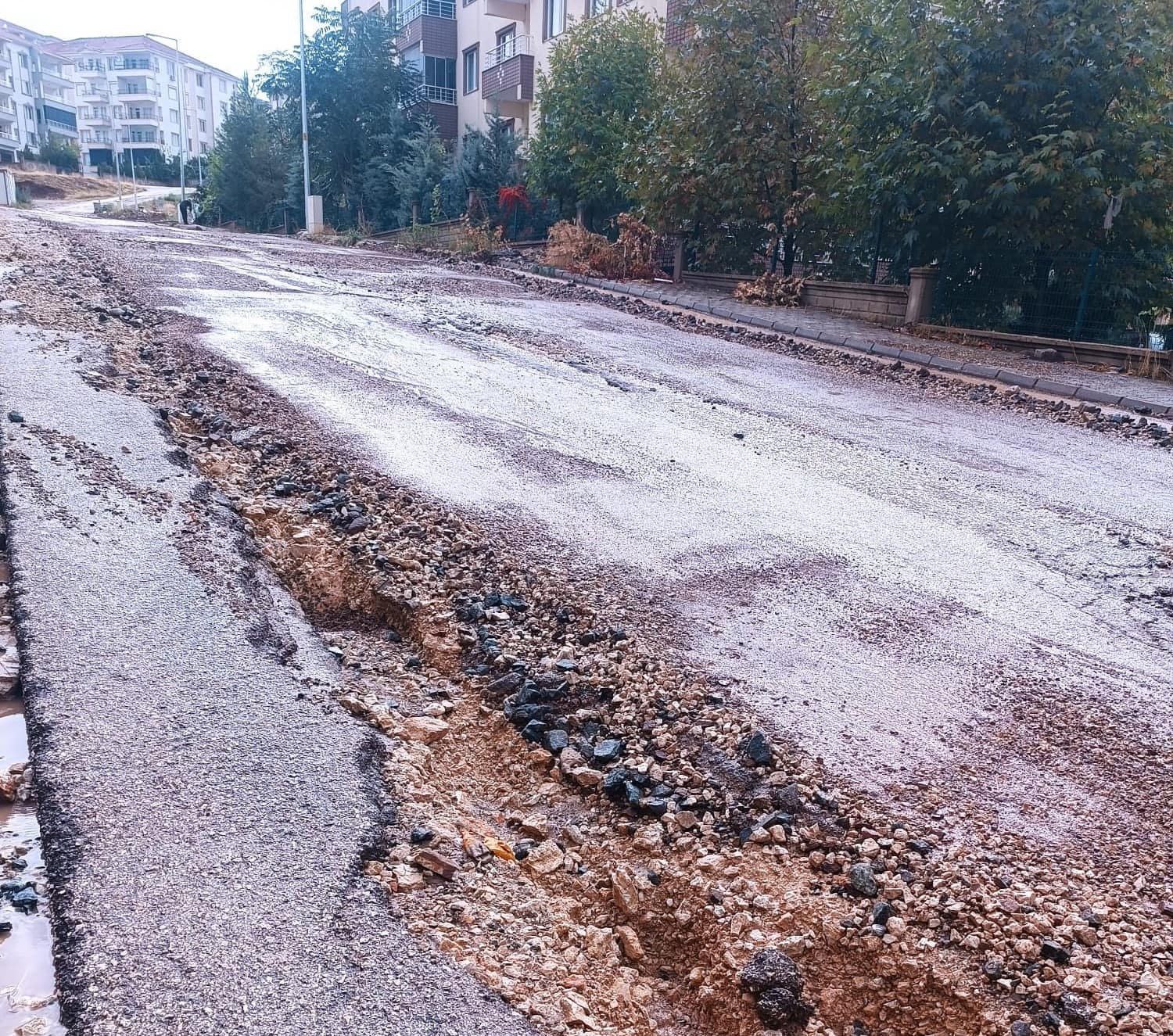 Gölbaşı’nda sel suları karayolunda hasara neden oldu