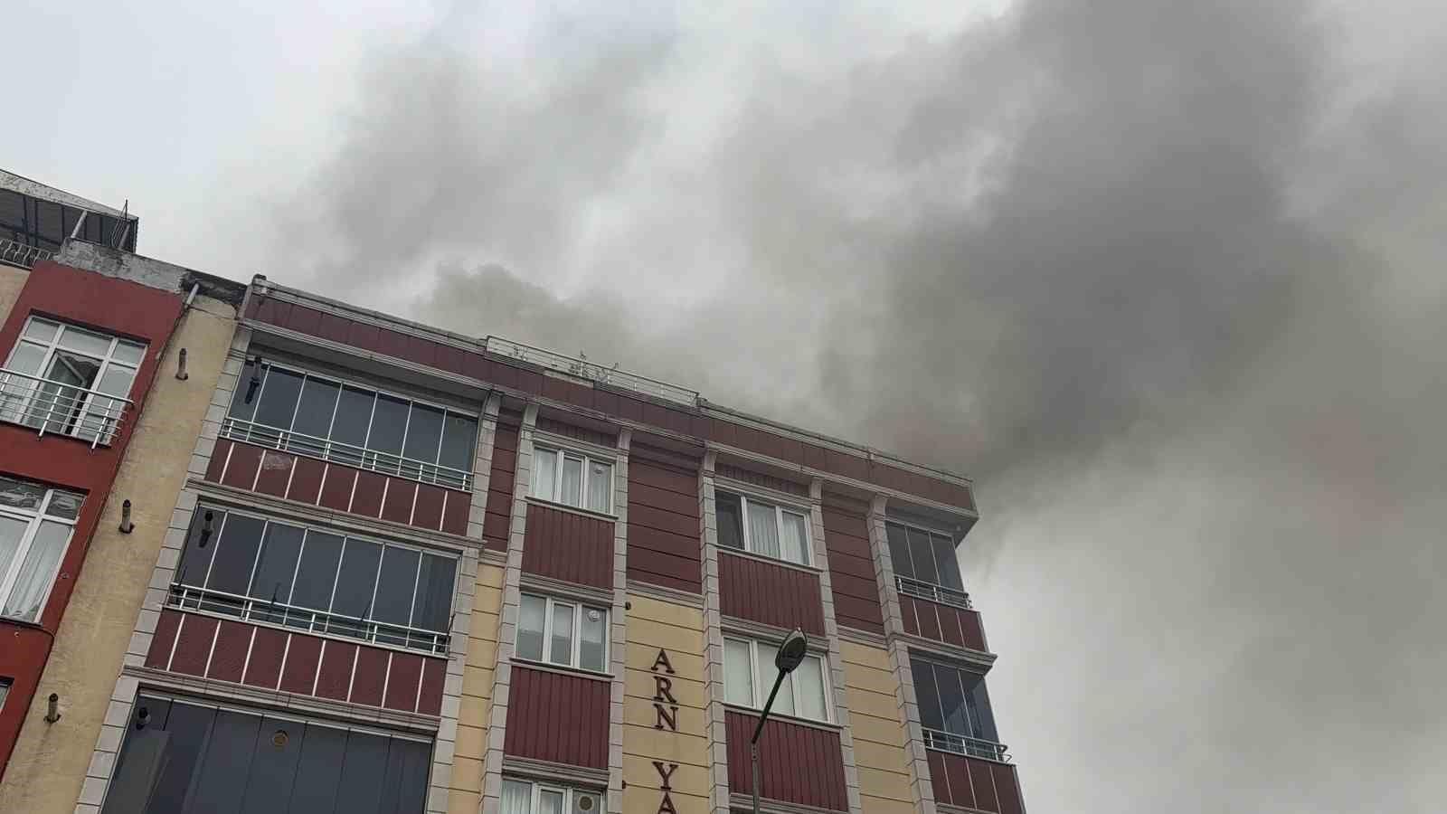Arnavutköy’de korkutan yangın: Alevler yan binaya sıçradı, 4 kişi dumandan etkilendi