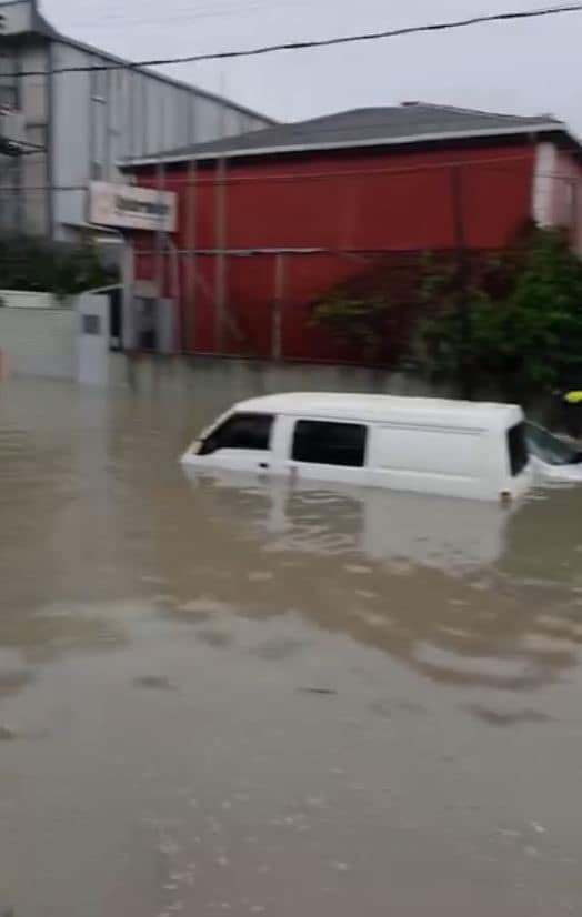 Su baskının ilk anları kamerada: Araçlar böyle sürüklendi