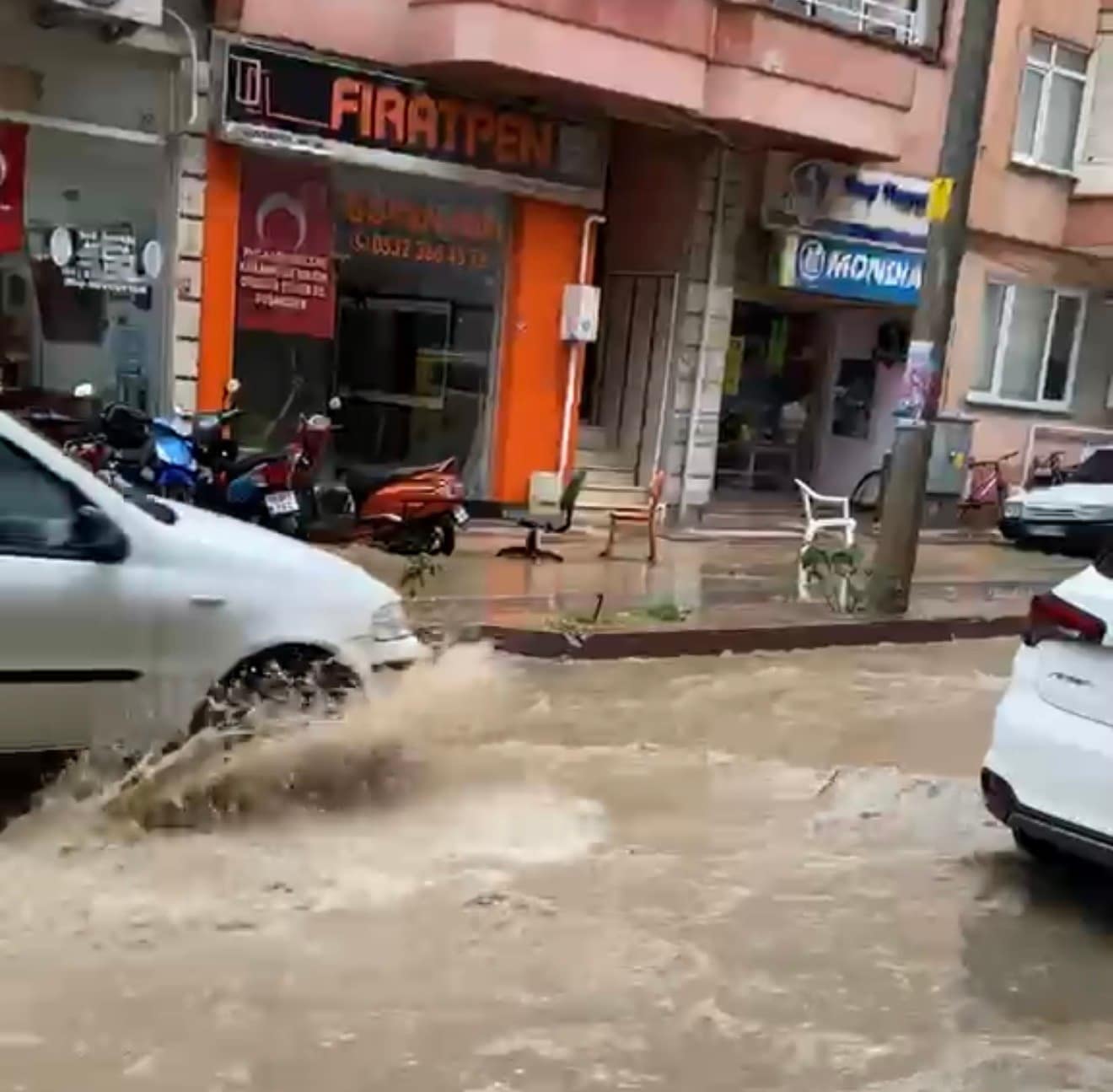 Erdek’te sağanak yağış sonrası Hükümet Caddesi göle döndü