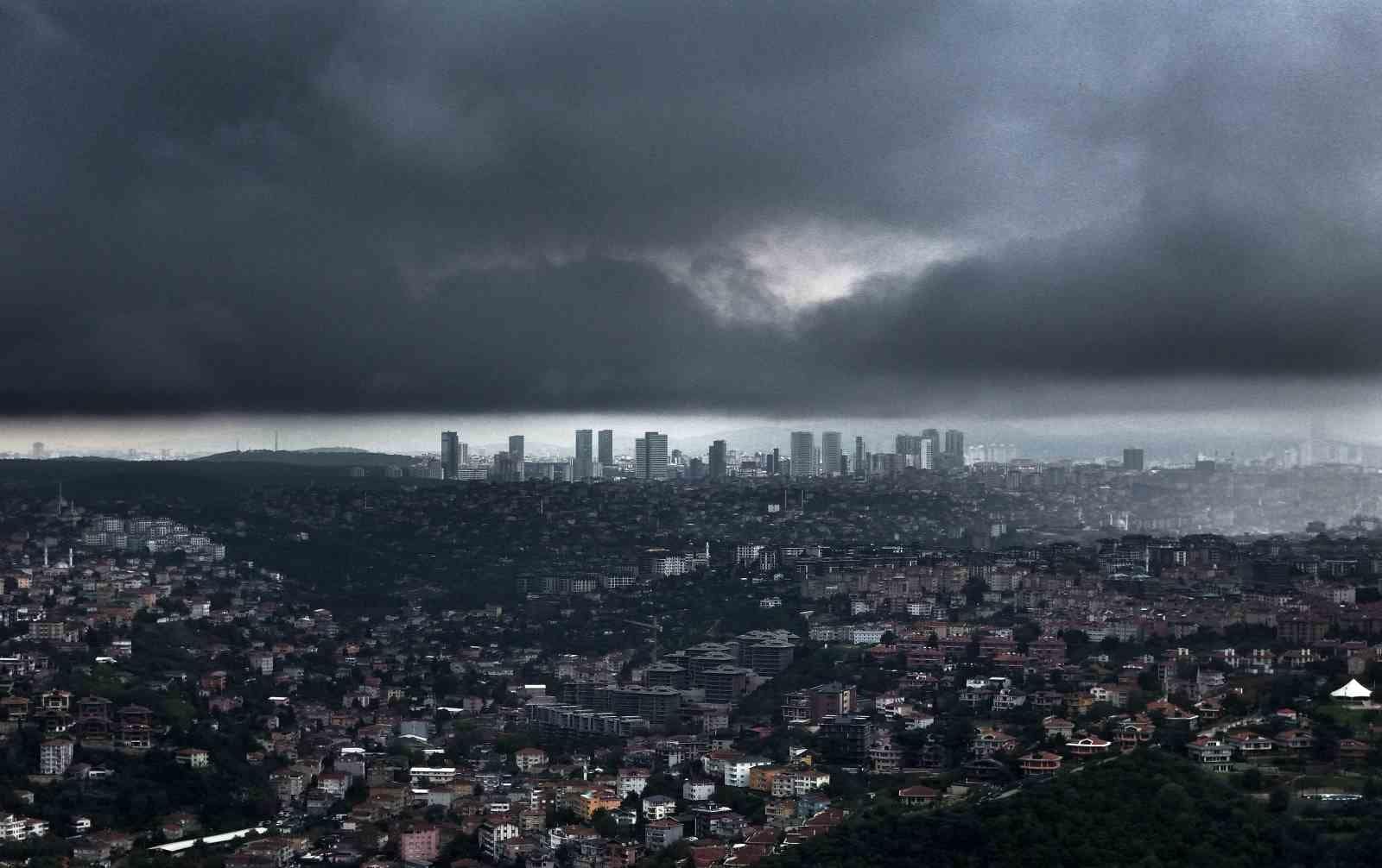 İstanbul’da hava karardı, yağmur bulutlarının girişi böyle görüntülendi