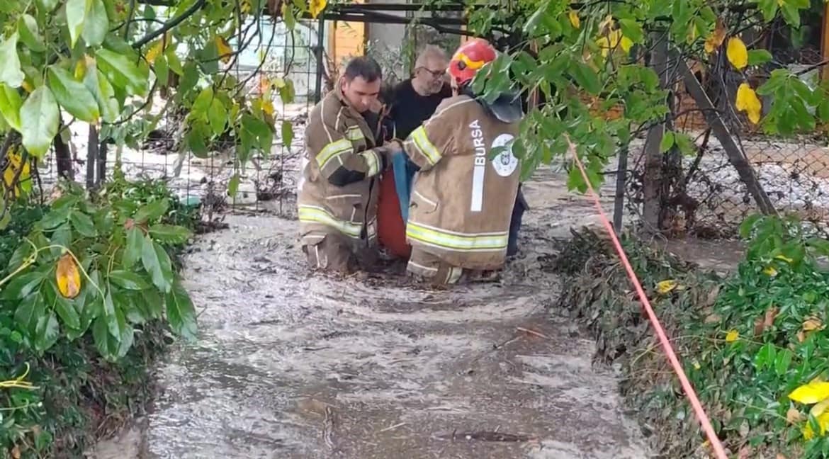 Bursa’da selde mahsur kalan aile itfaiye ve jandarma tarafından kurtarıldı