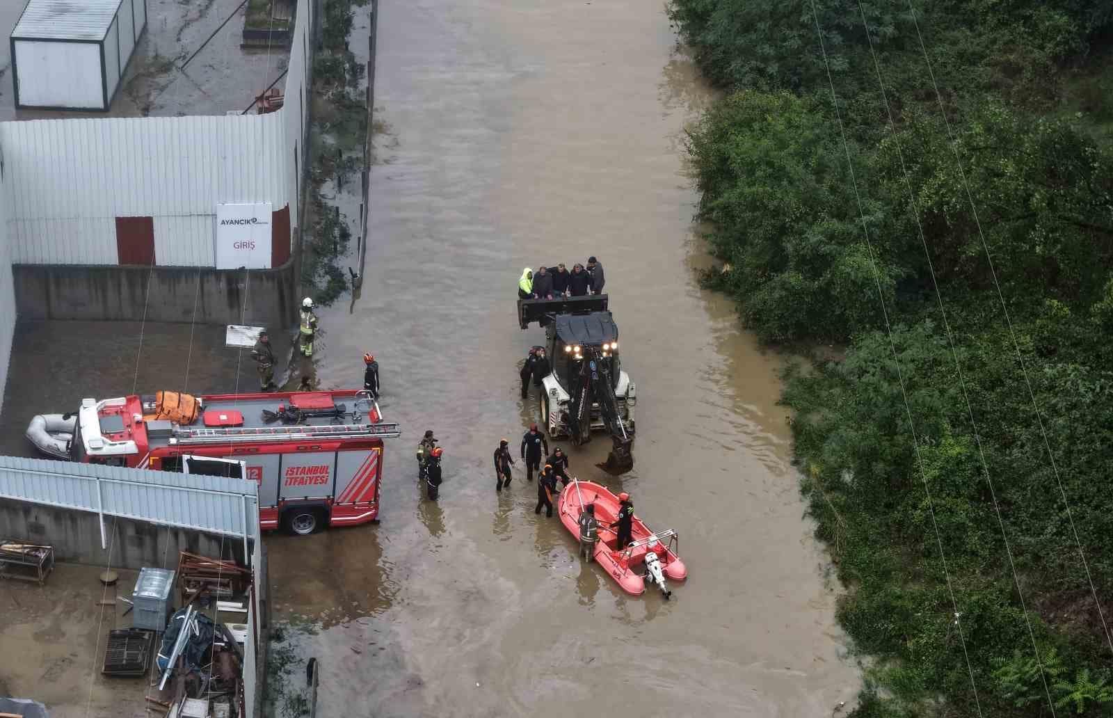 Kağıthane’de selde mahsur kalan vatandaşlar bot ve iş makinesiyle kurtarıldı
