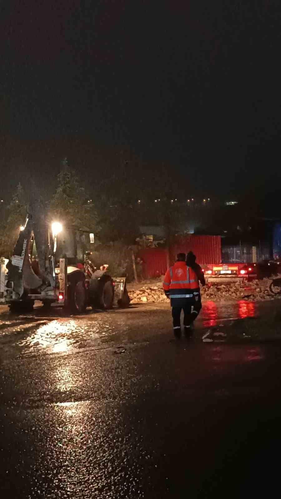 Dilovası’nda sağanak mesaisi